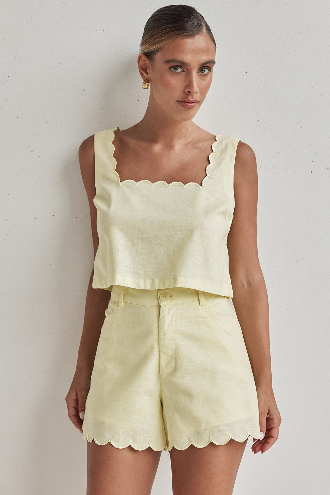 Butter Yellow Linen Crop Top – Scalloped Hem & Sleeveless Fit