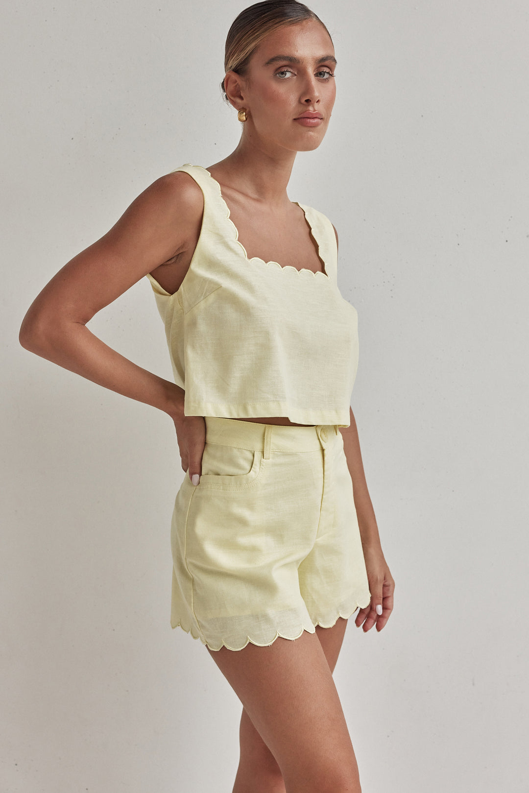 Butter Yellow Linen Crop Top – Scalloped Hem & Sleeveless Fit