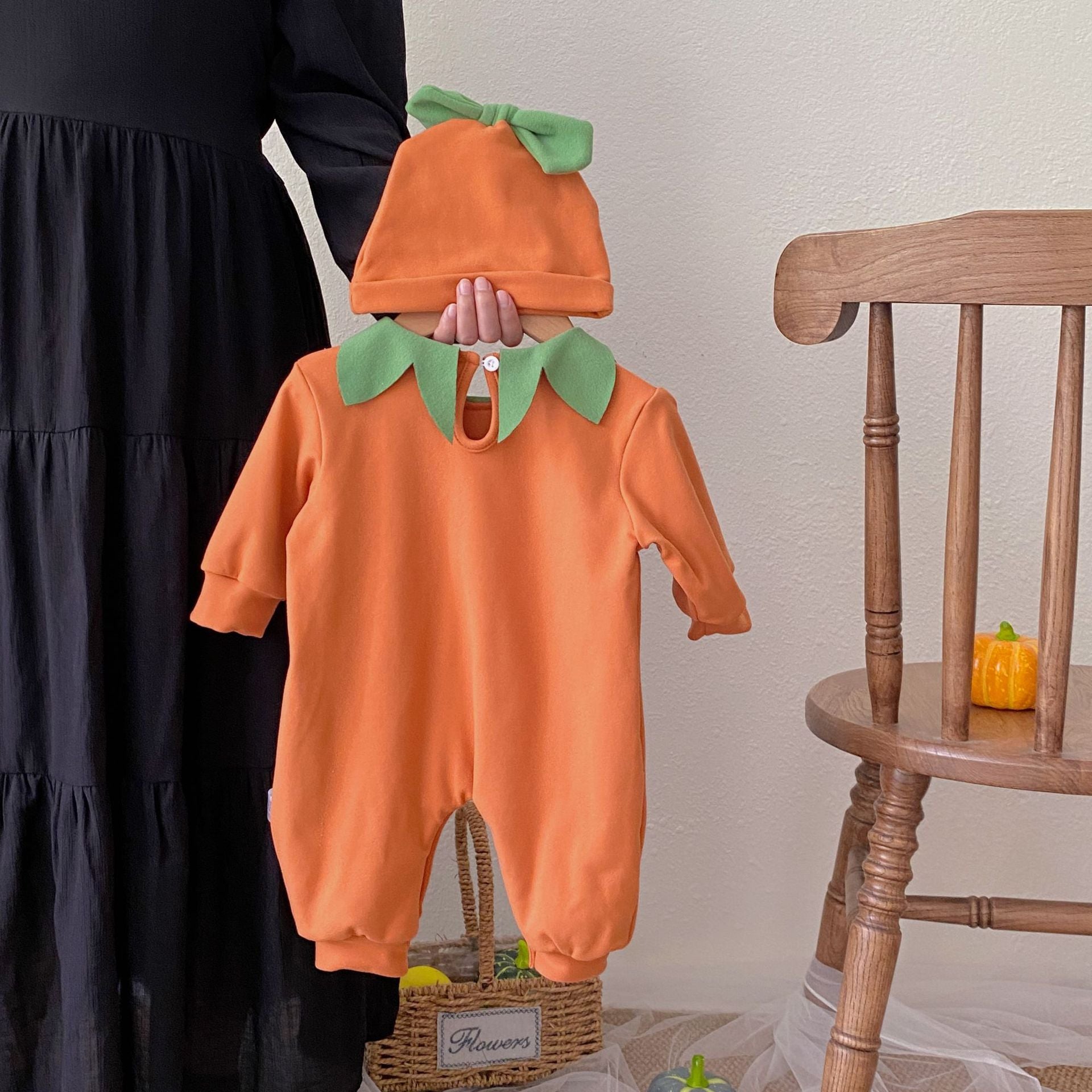 Autumn Arrival Baby Unisex Sleeveless Halloween Pumpkin Pattern Rompers with Hat
