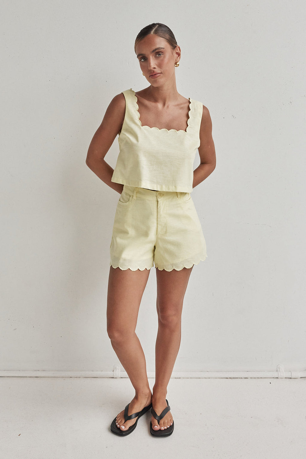 Butter Yellow Linen Crop Top – Scalloped Hem & Sleeveless Fit