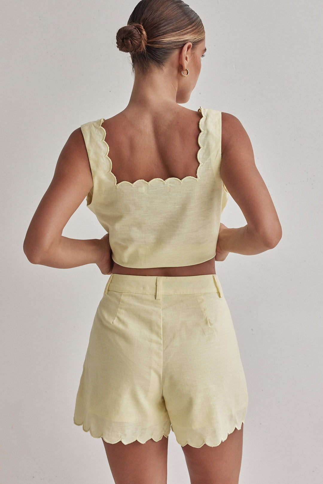 Butter Yellow Linen Crop Top – Scalloped Hem & Sleeveless Fit