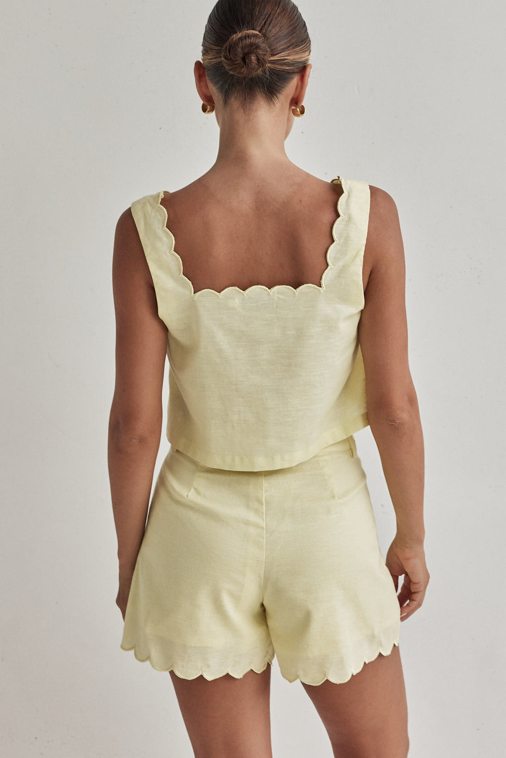 Butter Yellow Linen Crop Top – Scalloped Hem & Sleeveless Fit